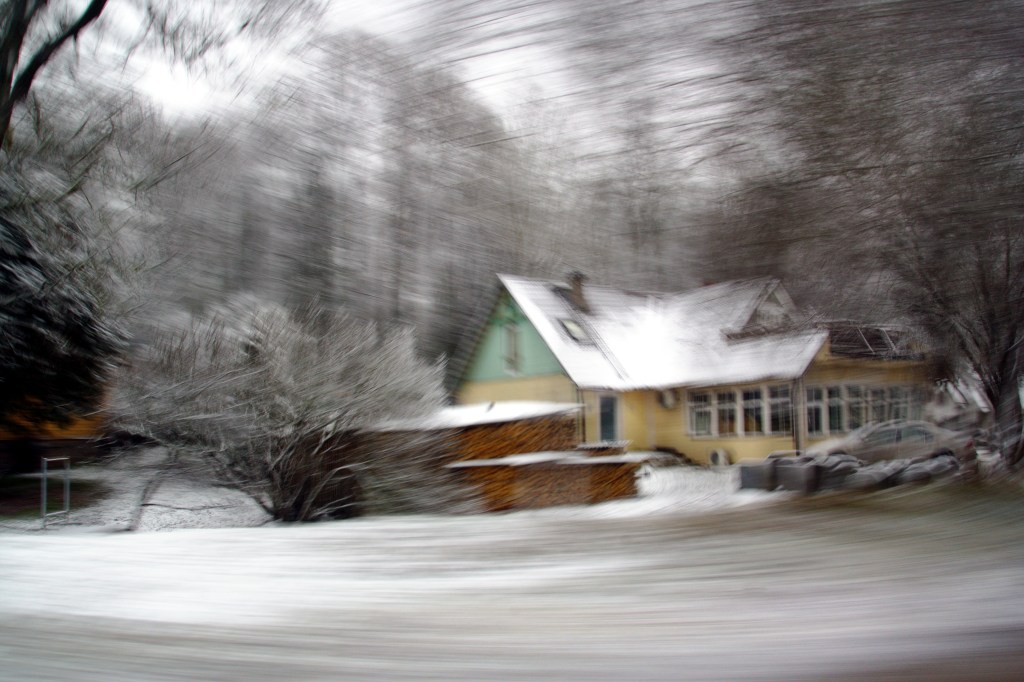 Maja surnuaia juures. Photo Tauno Erik