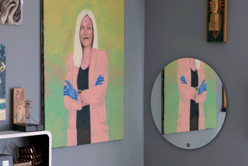 The lady with the blue gloves, Tauno Erik